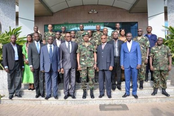 Ifoto y'urwibutso hagati y'abasirikare bavuye muri Togo n'abayobozi ba Zigama CSS