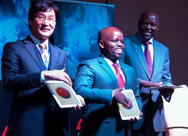 ces reduce in Rwanda Youngsuk Jeon, Minister Jean-Philbert Nsengimana and Steven Mutabazibatangiza 4G LTE i Kigali lmu mwaka ushize/ Ifoto: The New Times