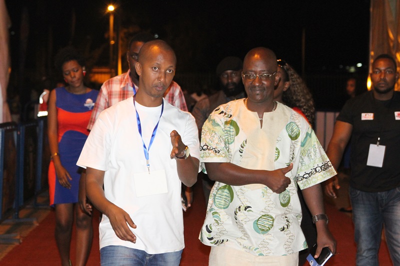 Aimable Twhairwa, ni umwe mu bagize akanama nkemurampaka. Hano ari kumwe na Mushyoma Joseph, Umuyobozi wa EAP