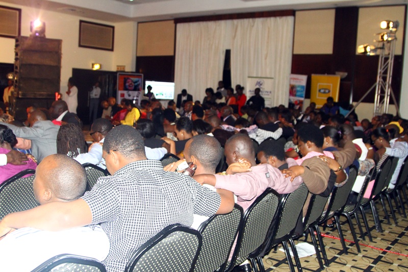 Bafatanye urunana bashimira Imana yatanze Yesu agapfira Isi kugira ngo ayicungure