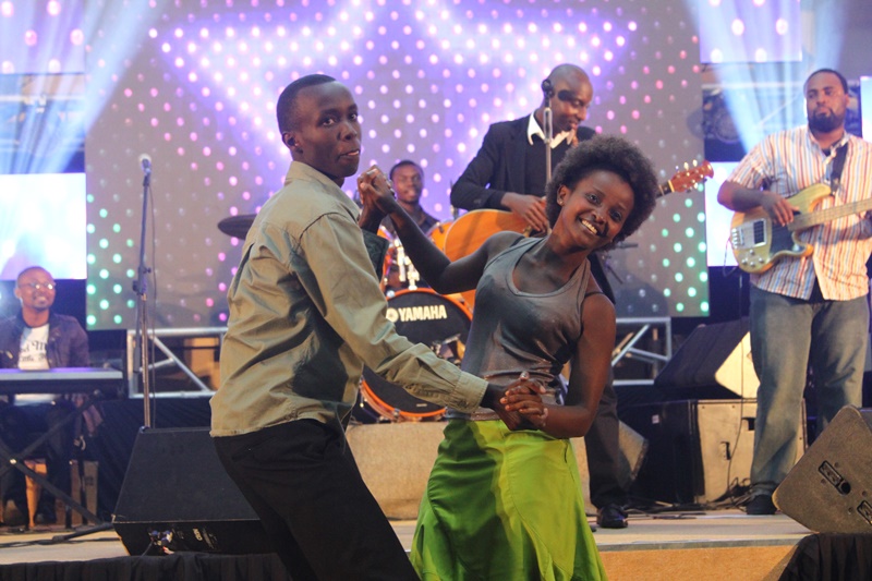 Aime Uwimana yacuranze abakristu bamufasha guhimbaza Imana