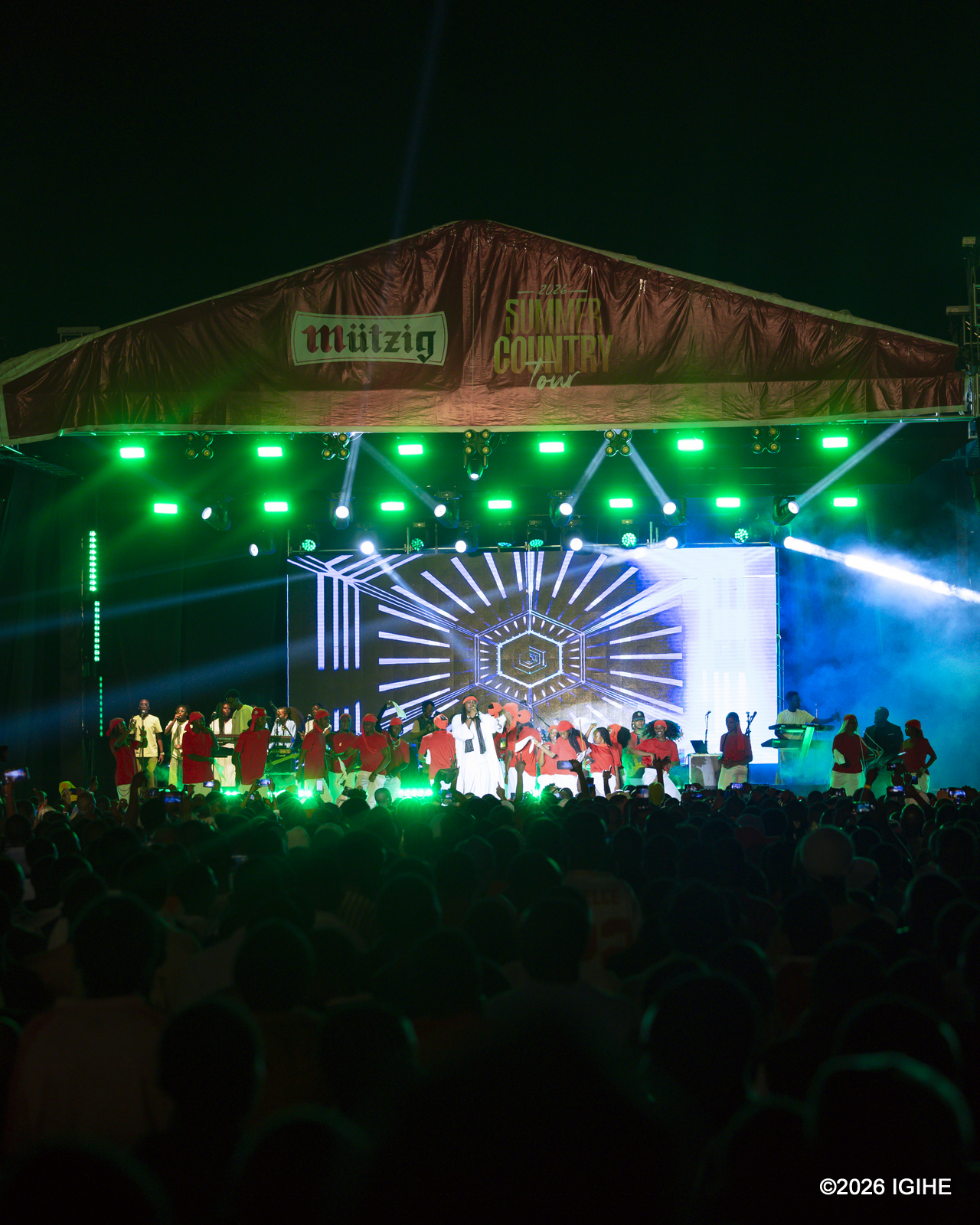 Kitoko yari yitwaje ababyinnyi 20 bari bajyanishije mu myambarire