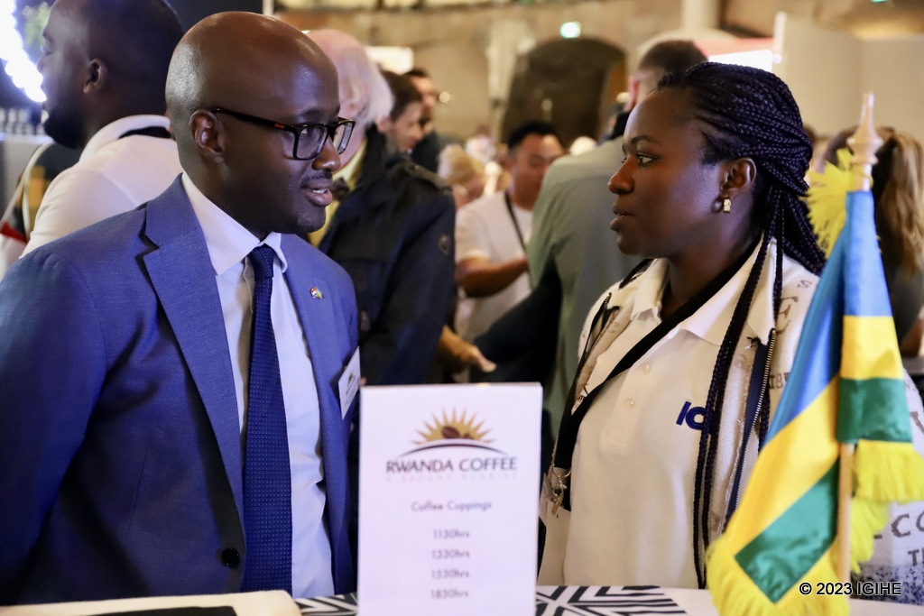 Ambasaderi w’u Rwanda mu Buholandi, Nduhungireho Olivier, aganira n'umwe mu bitabiriye iri murikagurisha ahagarariye Umuryango Mpuzamahanga wa ICU