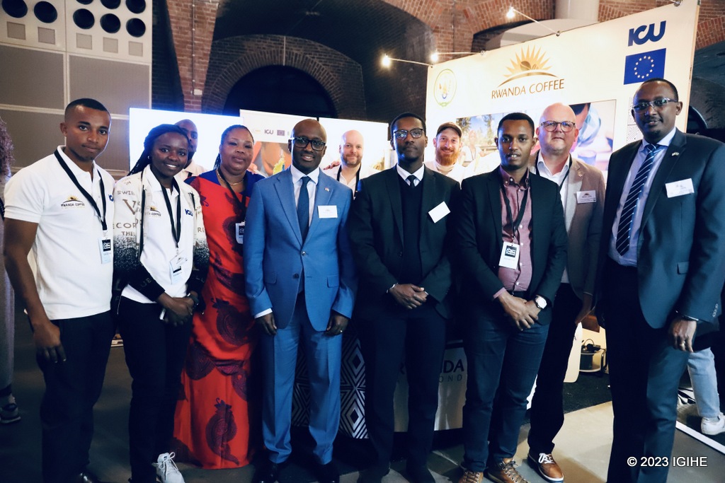 Ambasaderi w’u Rwanda mu Buholandi, Nduhungireho Olivier, yafashe ifoto y'urwibutso n'abahagarariye ibigo byaturutse mu Rwanda