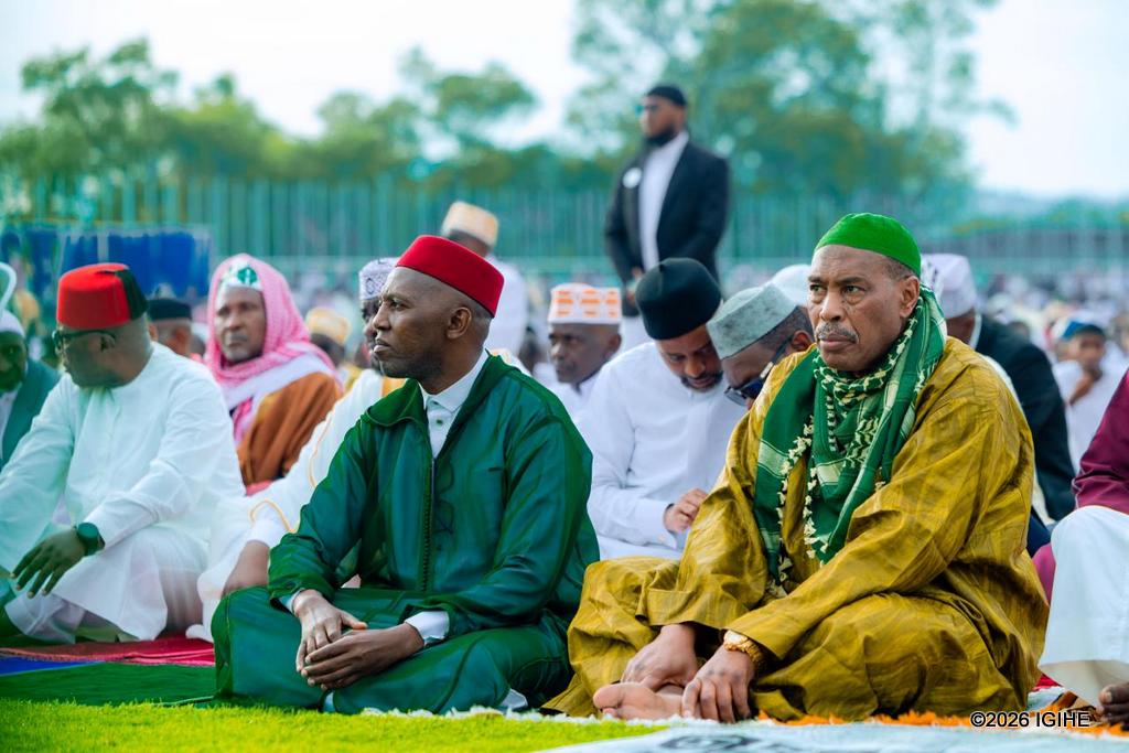 Umujyanama wa Mufti w'u Rwanda, Suleiman Mbarushimana (uri hagati) akurikiye inyigisho zisoza igisibo