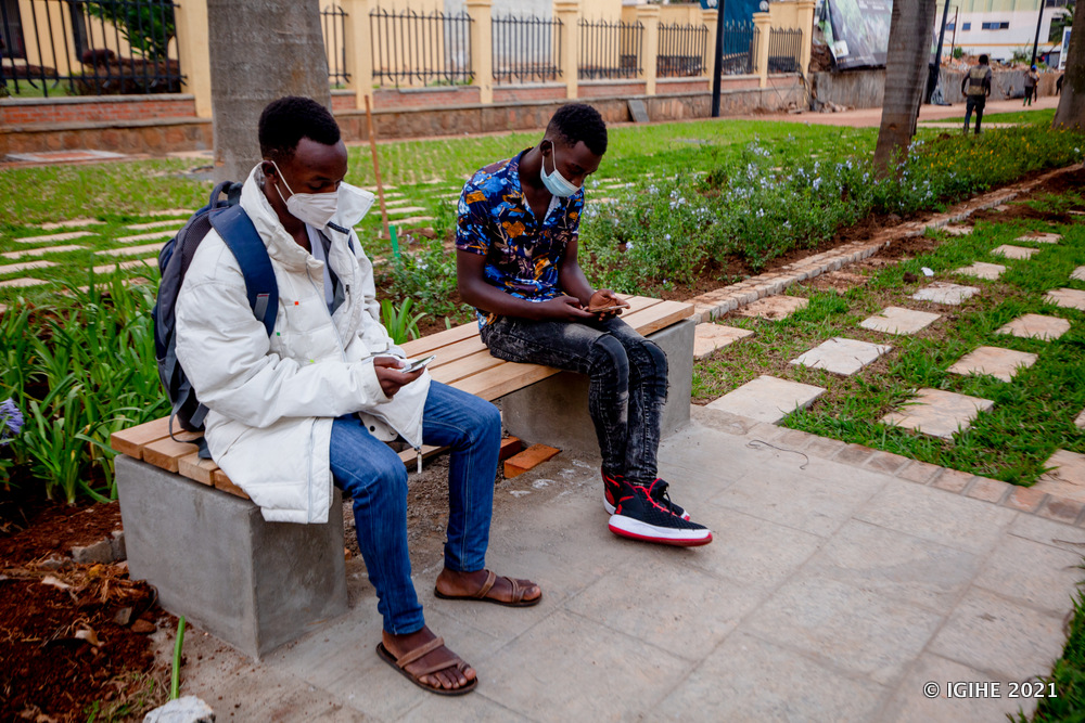 Abantu biganjemo urubyiruko basigaye batemberera muri aka gace bashaka internet