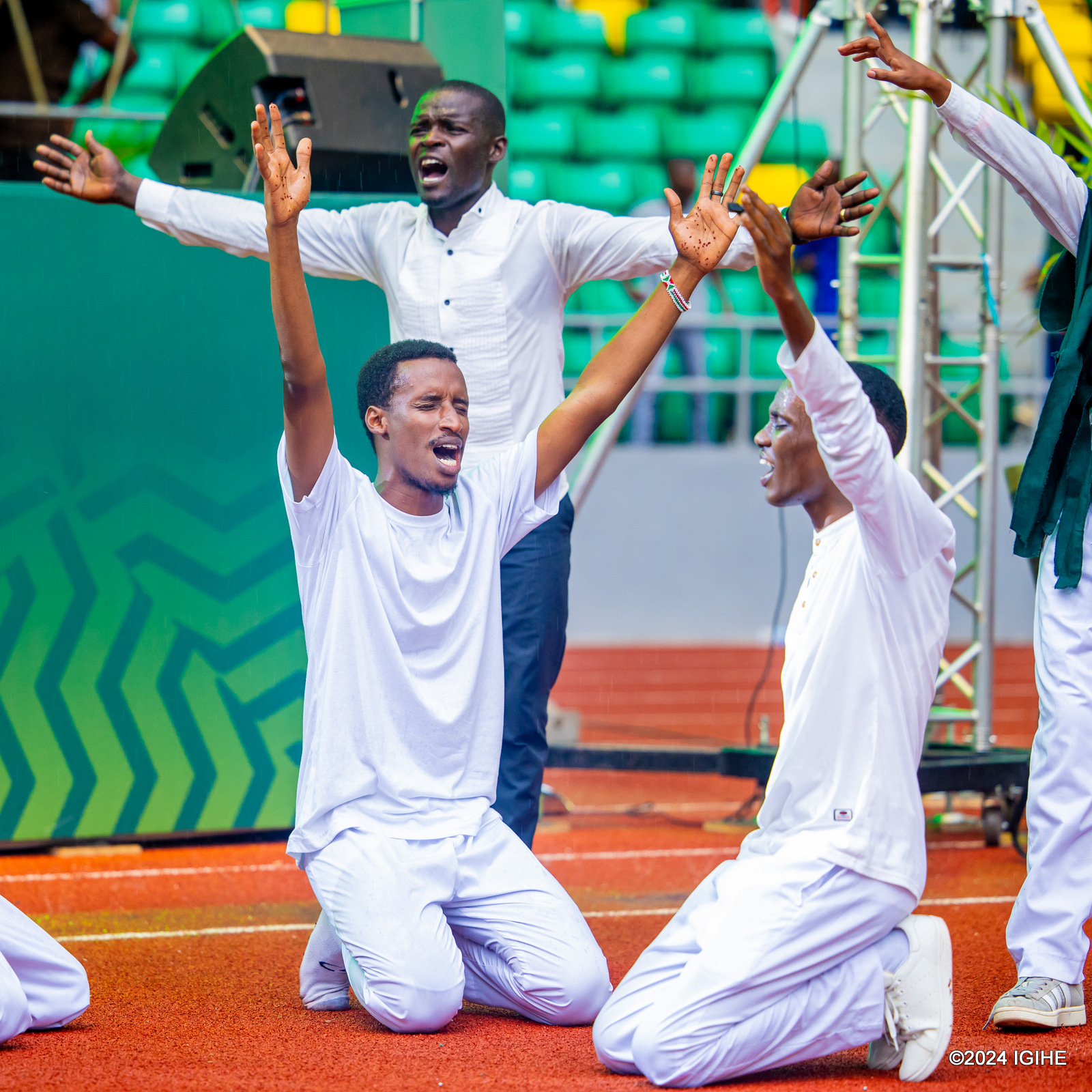 Ubwo imvura yagwaga bamwe bayipfukamyemo barashima