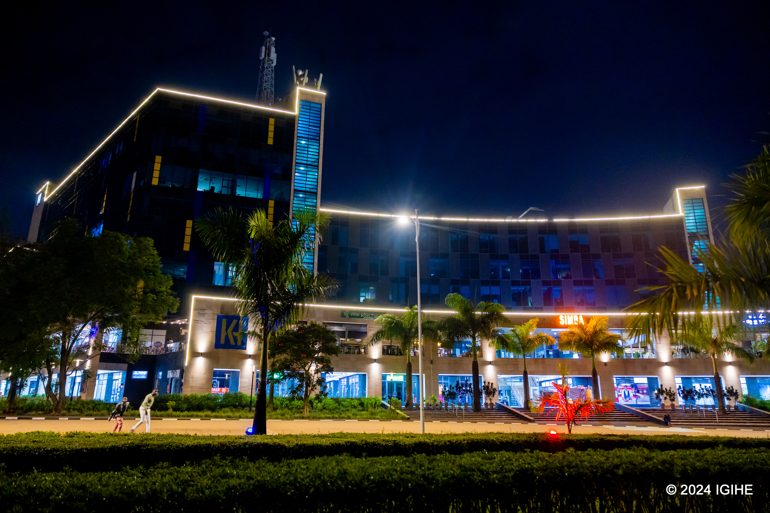 Inyubako ya Kigali Heights, izengurukishijwe imitako y'amatara ku buryo aho wayirebera yose ubona ko ishamaje