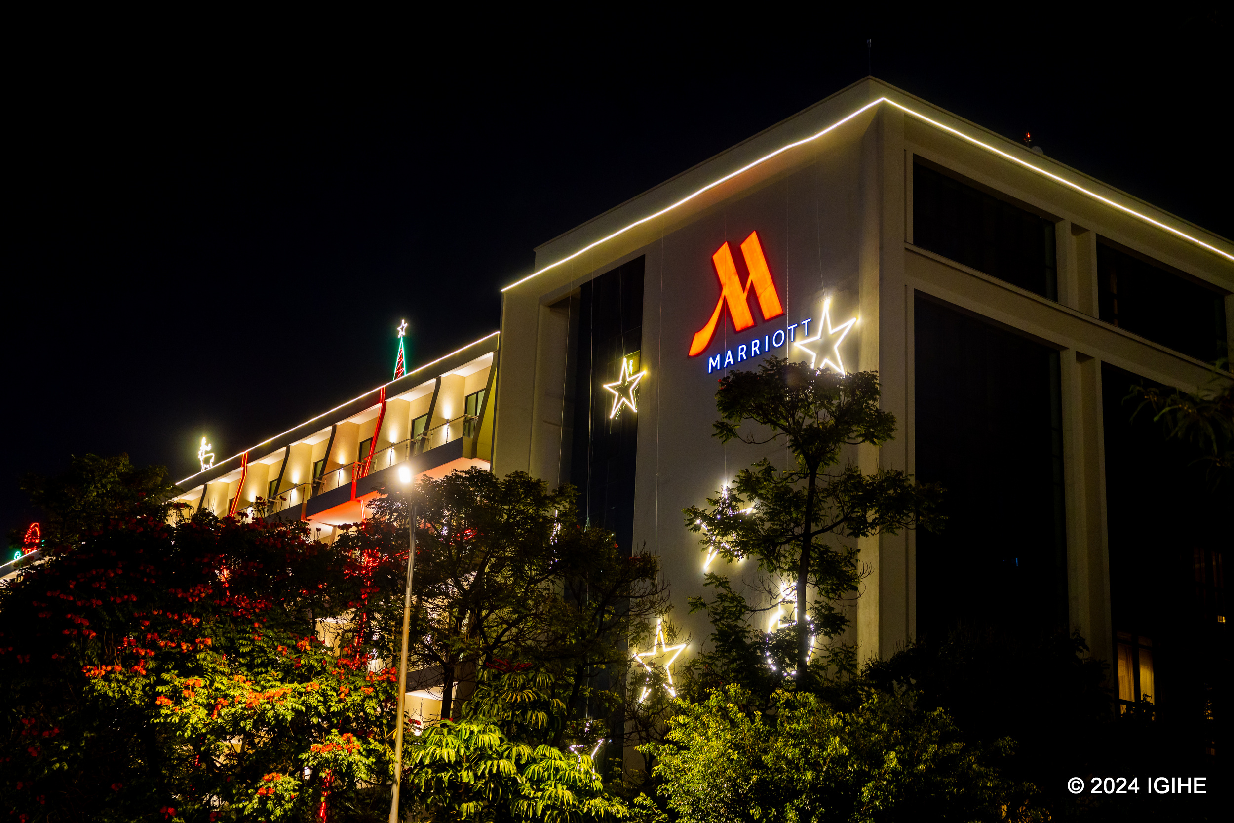 Aho waba uri mu bice byinshi bya Kigali, ubona ubutumwa bwa Kigali Marriott Hotel bwifuriza abayigana kuryoherwa n'impera z'umwaka
