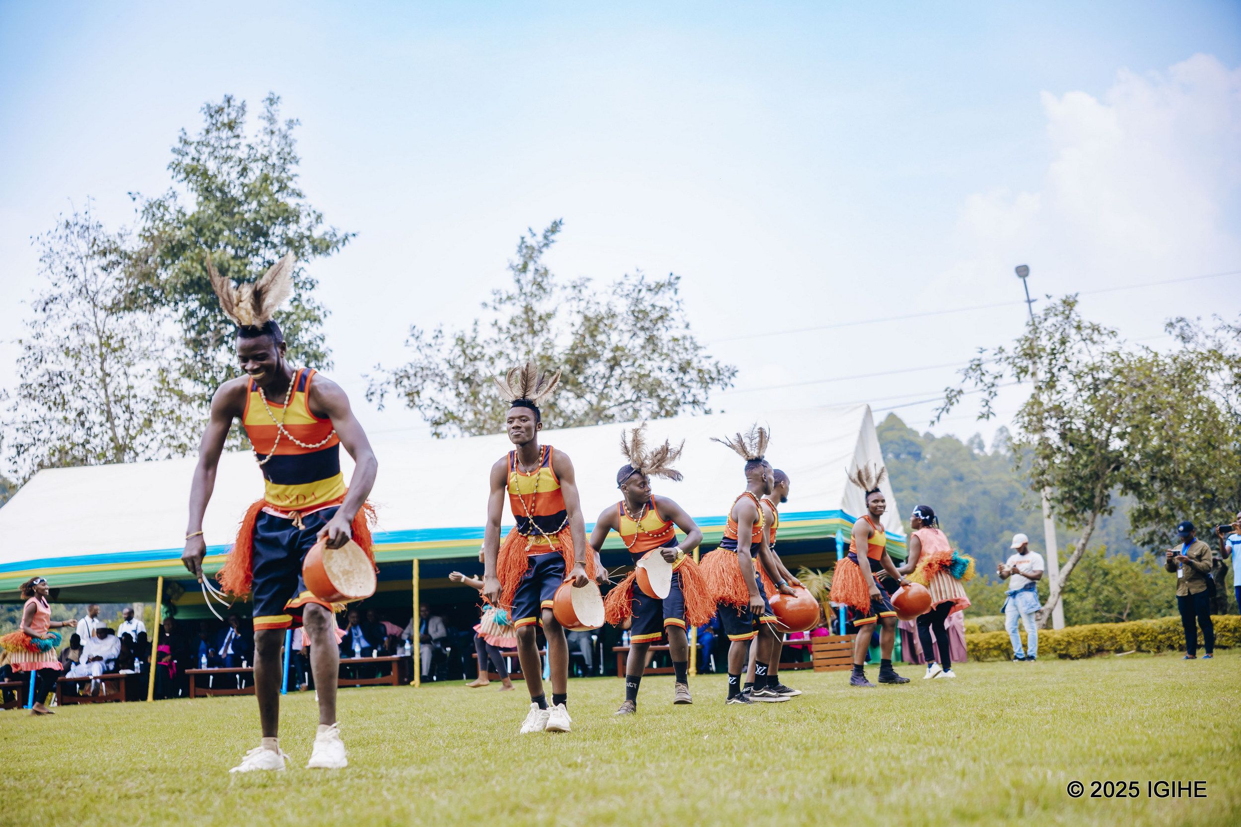 Itorero ry'ababyinnyi bo mu Bugande bari babukereye