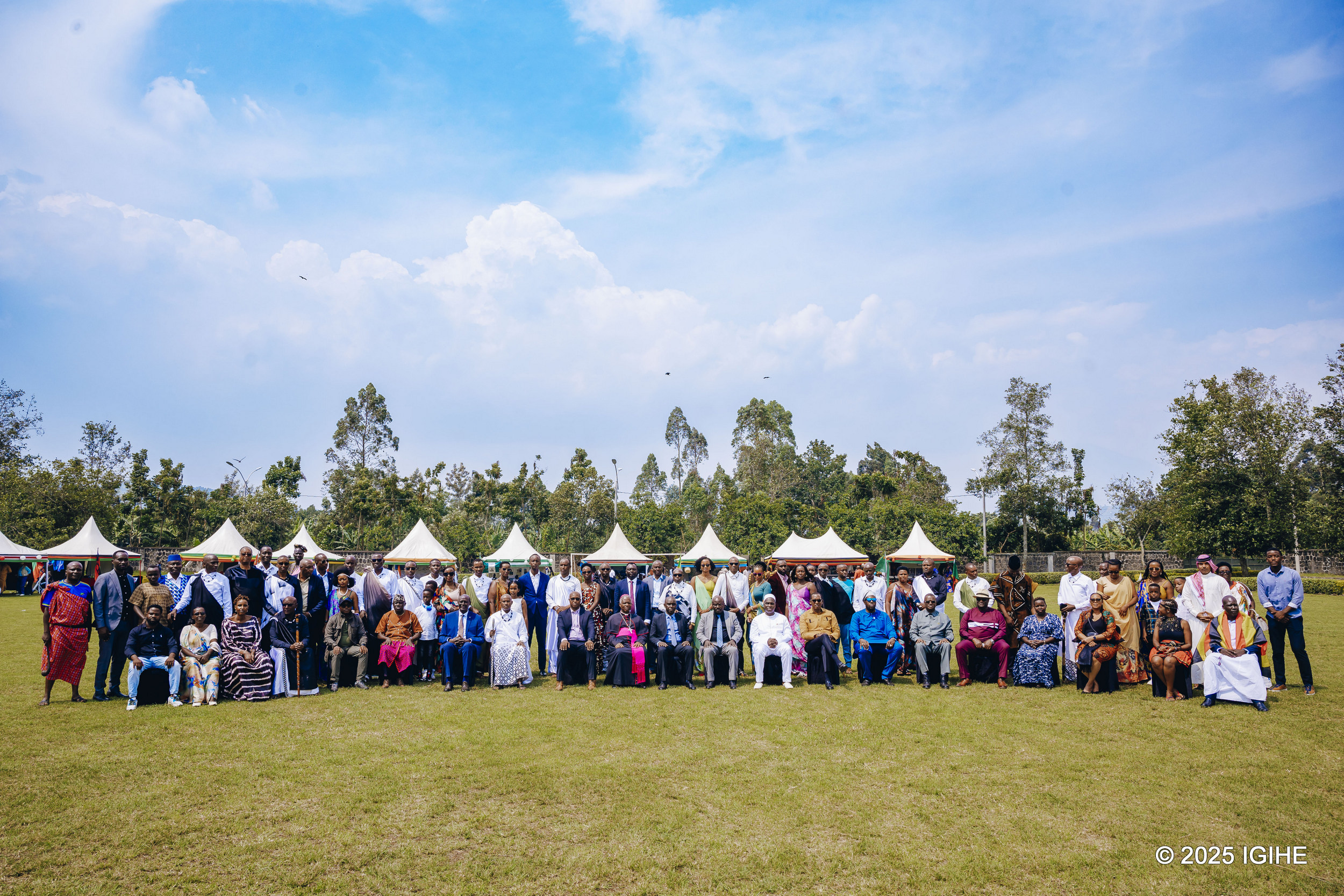 Hafashwe ifoto y'urwibutso y'abayobozi mu nzego zitandukanye bari batumiwe, n'abofisiye bakurikiranira amasomo muri iri shuri