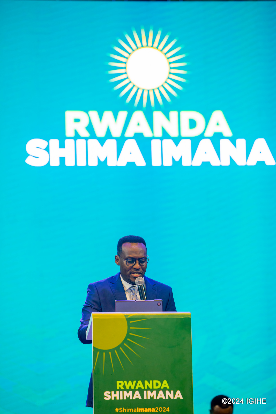 Pst. Senga Emmanuel yigisha ijambo ry'Imana