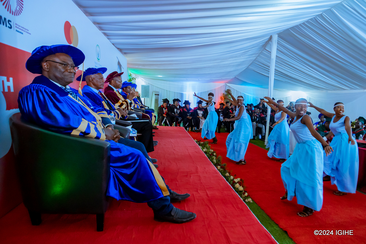 Abitabiriye igikorwa cyo gutanga impamyabumenyi ku banyeshuri basoje amasomo muri AIMS Rwanda basusurukijwe mu mbyino nyarwanda