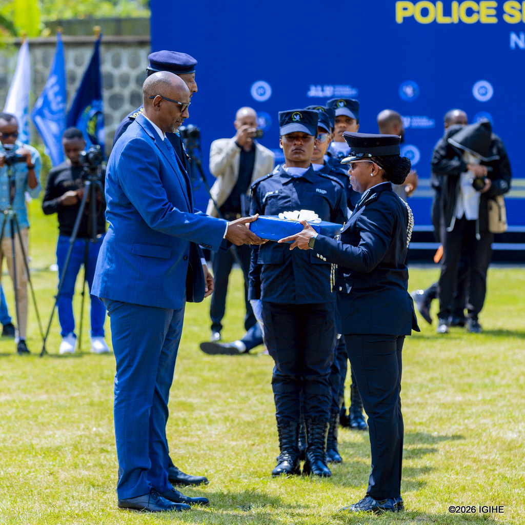 SSP Rashida Mugawe wo muri Uganda wanditse igitabo cyahize ibindi yashimiwe na Minisitiri w'Uburezi mu Rwanda, Nsengimana Joseph
