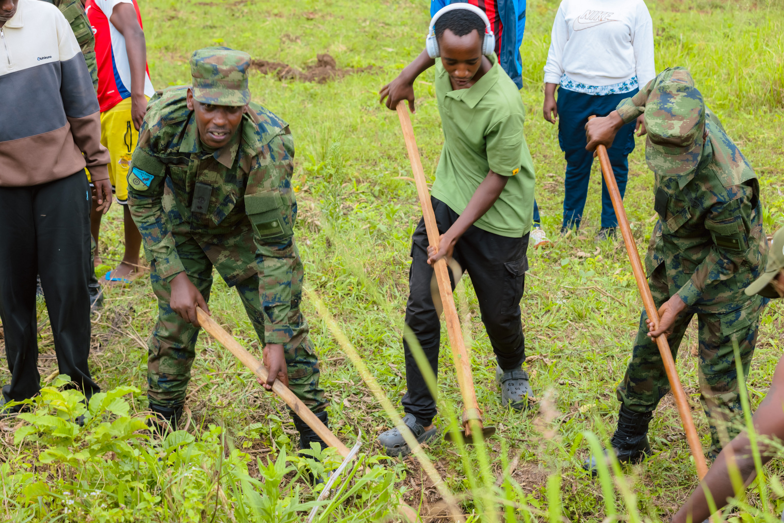 Abo mu Ngabo z'u Rwanda na bo bitabiriye igikorwa cyo gutera ibiti 2000 muri Kaminuza ya EACC