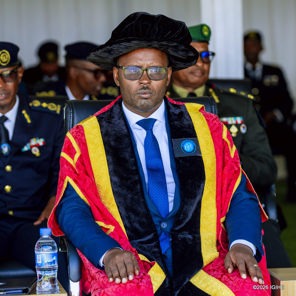 Umuyobozi Mukuru wa Kaminuza y'u Rwanda, Assoc. Prof Muganga Didas, watanze impamyabumenyi z'icyiciro cya gatatu cya Kaminuza ku bapolisi 36