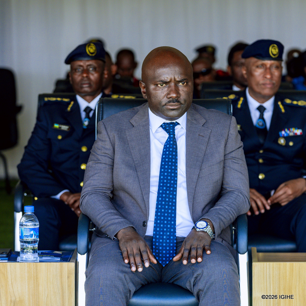 Guverineri w'Intara y'Amajyaruguru, Mugabowagahunde Maurice, akurikiye imbwirwaruhame zatanzwe mu birori byo gusoza amasomo byabereye mu Karere ka Musanze aho NPC iherereye