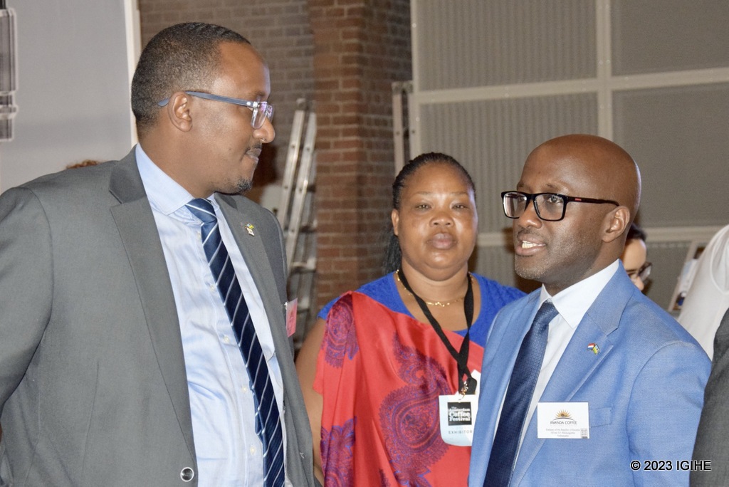 Ambasaderi Olivier Nduhungirehe aganira na Agnès Mukamushinja uyobora Nova Coffee na Michel Minega Sebera, Umujyanama Mukuru muri Ambasade y’u Rwanda mu Buholandi