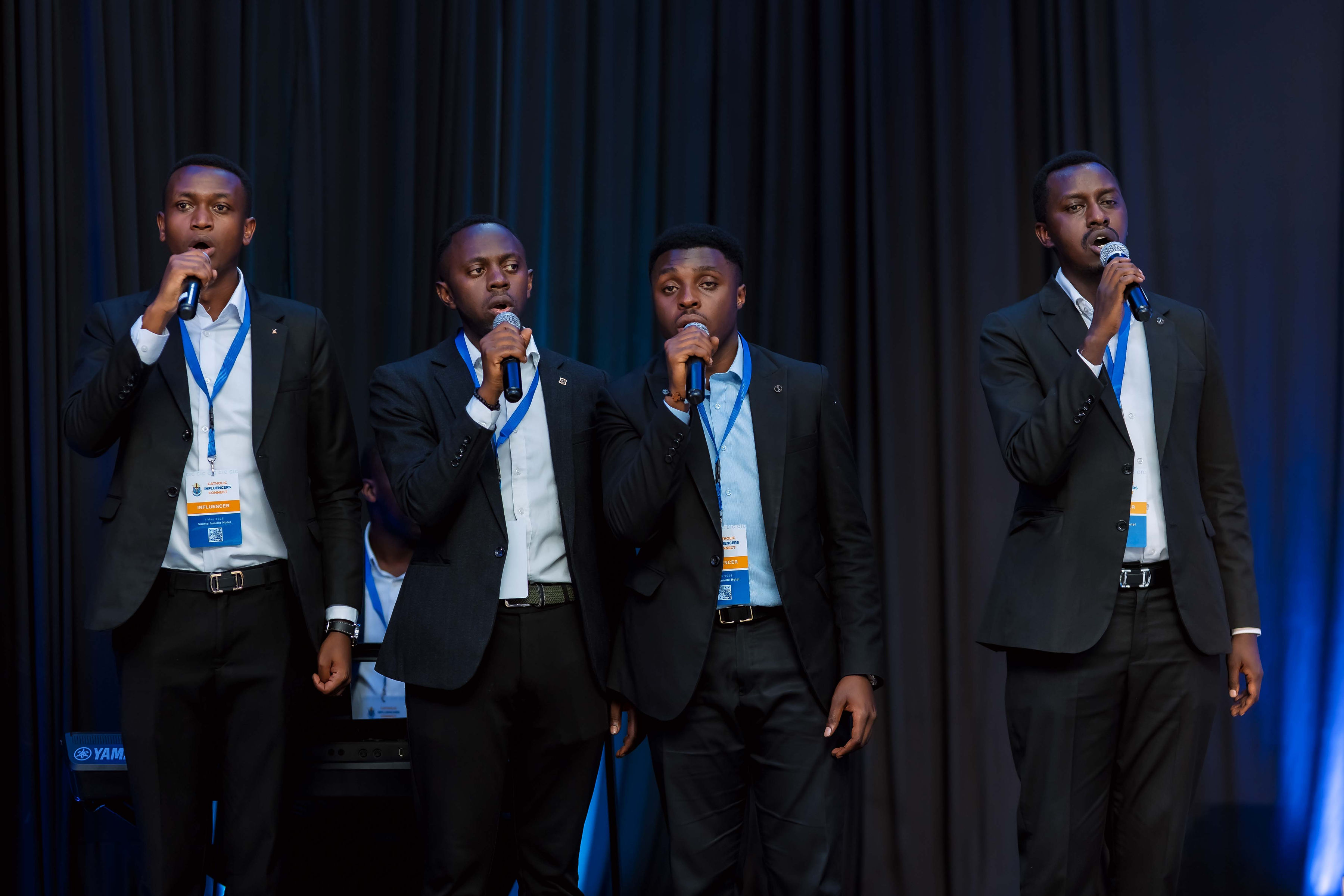 Abasore baririmba indirimbo zo muri Kiliziya Gatolika bibumbiye muri The Bright Five Singers basusurukije abari bitabiriye