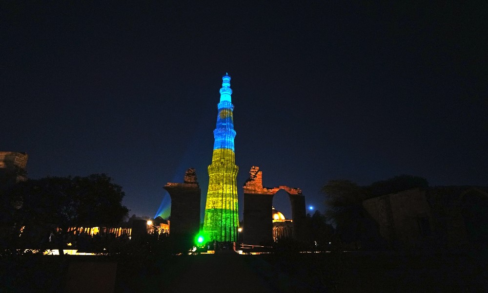U Buhinde bwacanye  umunara wa Qutub Minar mu mabara agize ibendera ry’u Rwanda, mu rwego rwo kwifatanga n’u Rwanda Kwibuka ku nshuro ya 30 Jenocide yakorewe Abatutsi
