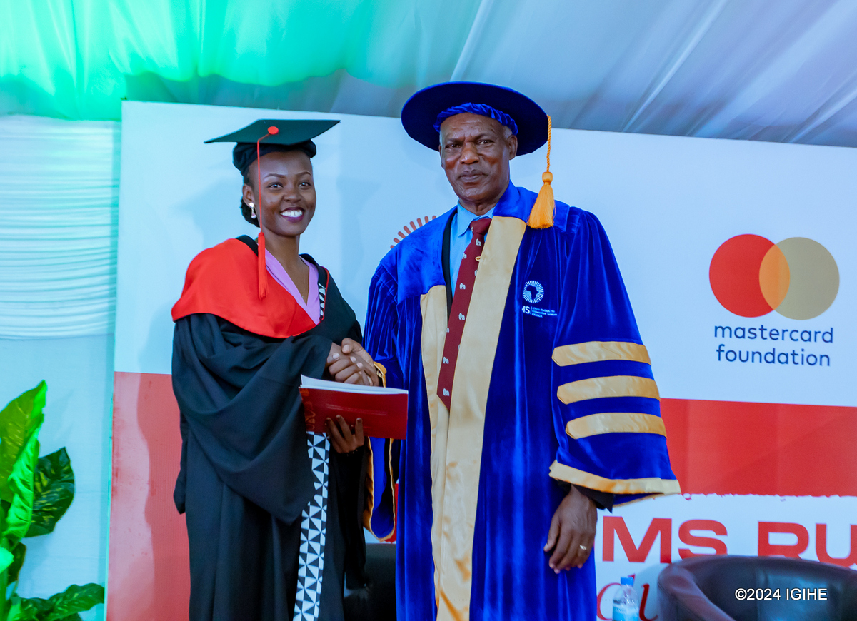 Prof Alexandre Lyambabaje ahemba umwe mu banyeshuri bitwaye neza