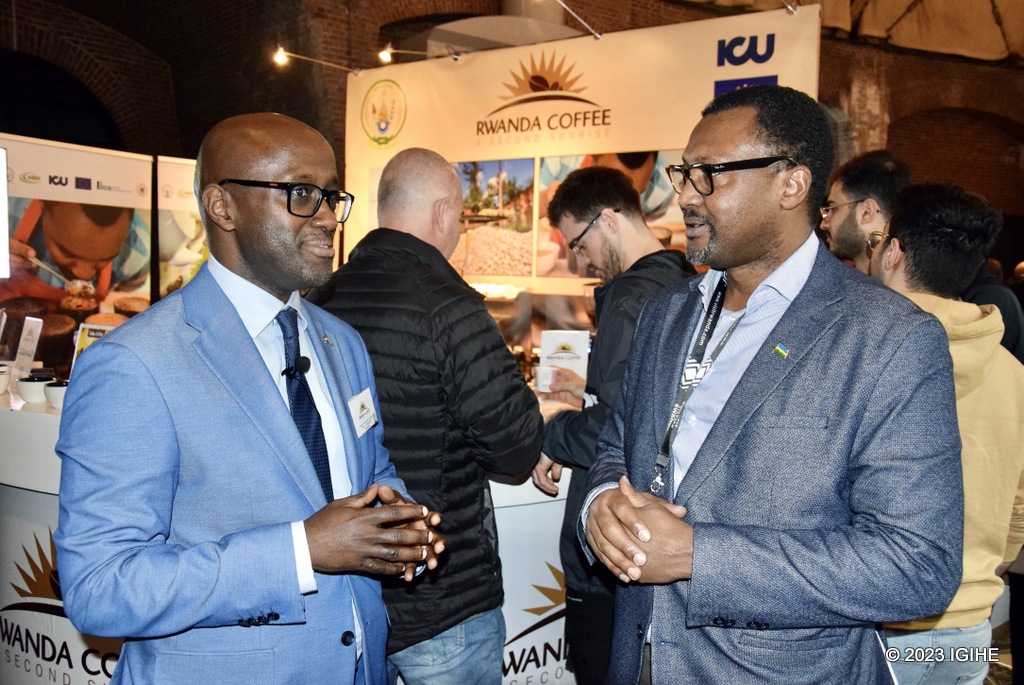 Ambasaderi w’u Rwanda mu Buholandi, Nduhungireho Olivier, aganira n'Umunyamakuru wa IGIHE i Burayi, Karirima A. Ngarambe