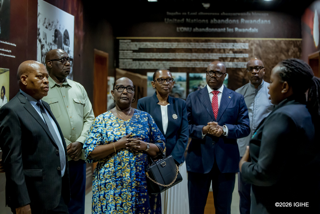 Perezida wa Sena, Dr. Kalinda Francois Xavier, Perezida w'Urukiko rw'Ikirenga, Mukantaganzwa Domitilla, Perezida w'Umutwe w'Abadepite, Kazarwa Gerturde, Minisitiri w'Intebe, Dr Justin Nsengiyumva n'abandi basuye ingoro y'urugamba rwo kuguhagarika Jenoside yakorewe Abatutsi