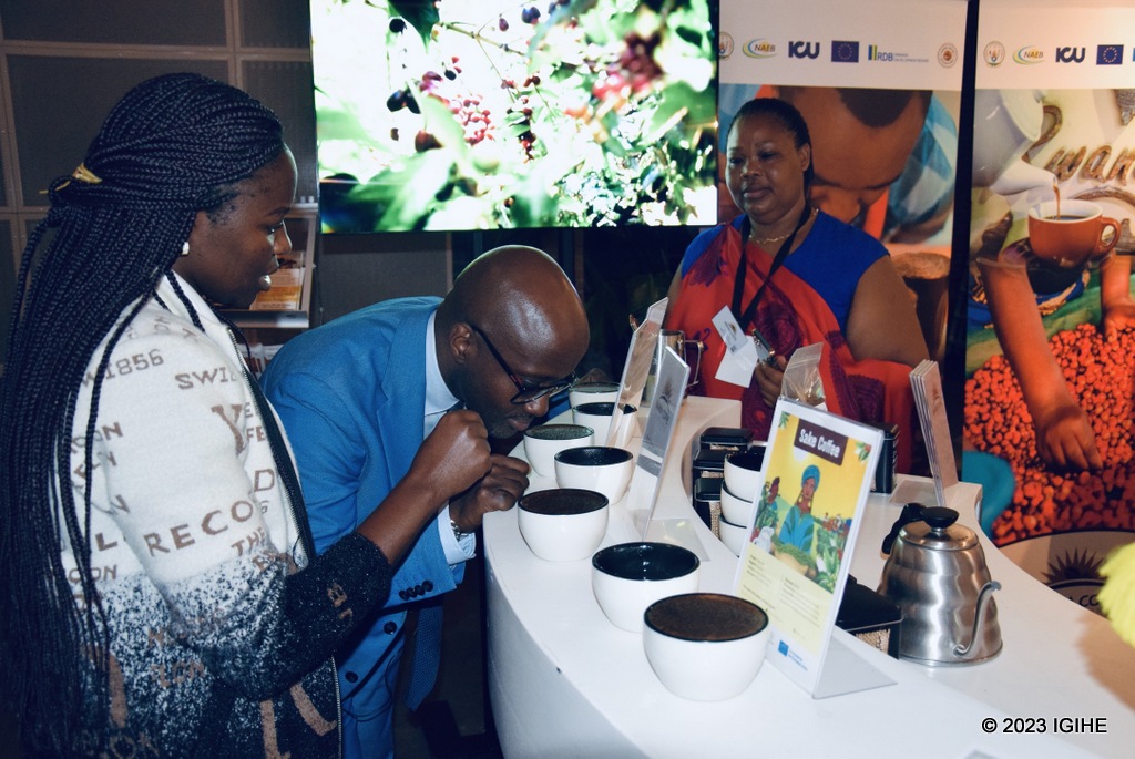 Ambasaderi w’u Rwanda mu Buholandi, Nduhungireho Olivier, asogongera uburyohe bw'ikawa y'u Rwanda