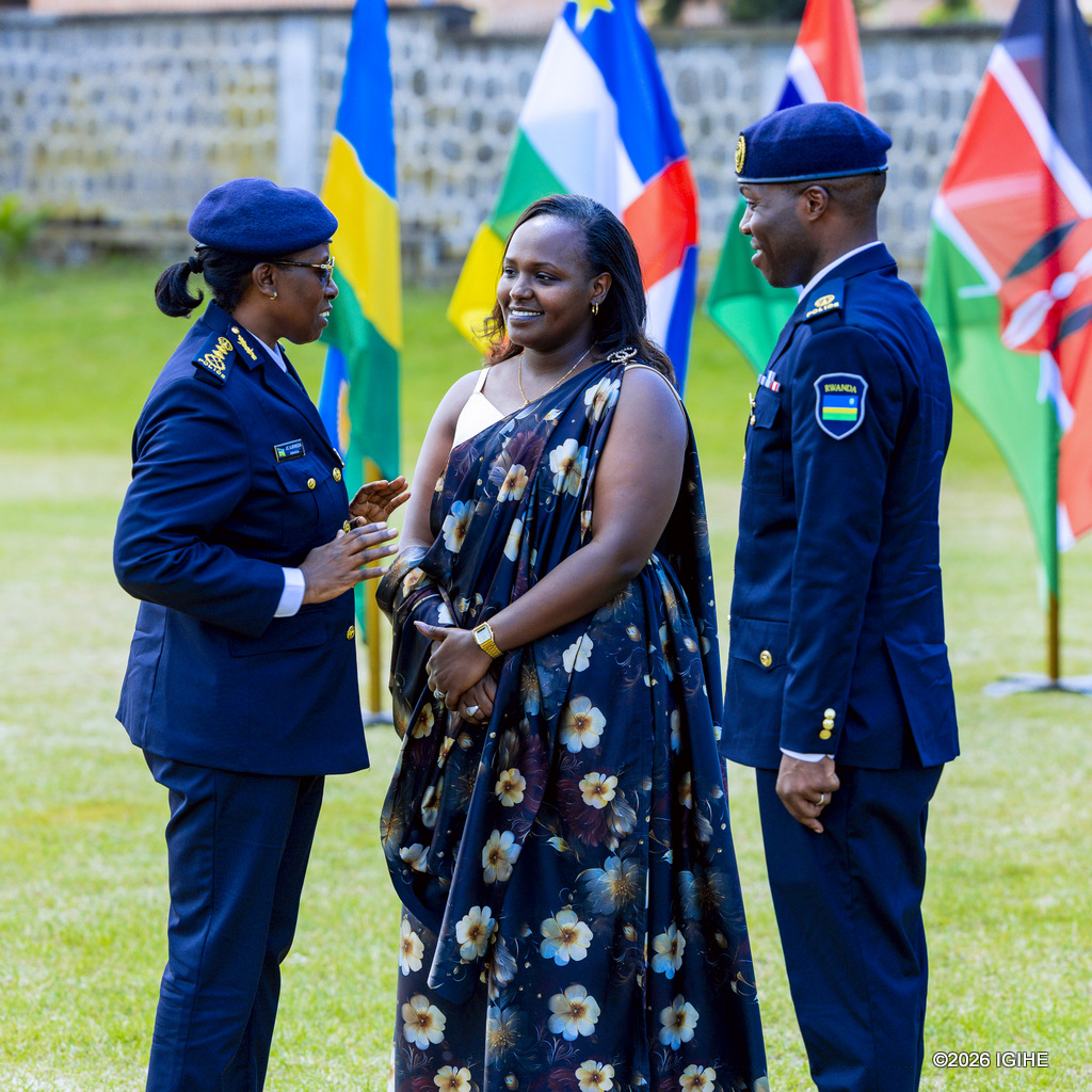 DCG Ujeneza Chantal aganiriza abo mu miryango y'abanyeshuri barangije amasomo yabo