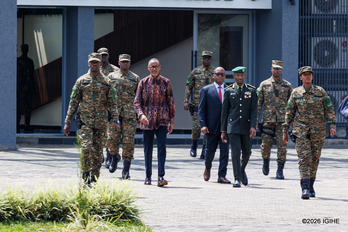 Perezida ubwo Perezida Kagame yari ageze ku Ishuri Rikuru rya Gisirikare [RDF Command and Staff College] riri i Nyakinama mu Karere ka Musanze