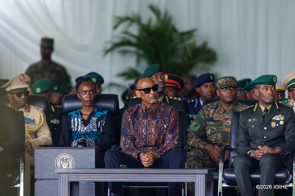 Perezida Kagame akurikiye umuhango wo gusoza amahugurwa yahawe ba ofisiye bakuru