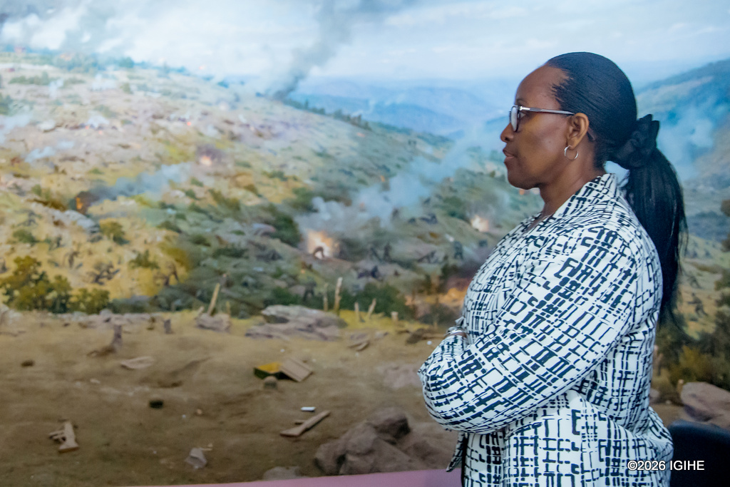 Ubwo Madamu Jeannette Kagame yasobanurirwaga uko Inkotanyi zabashije guhangana n'umwanzi wari ku musozi wa Rebero zikamutsinda