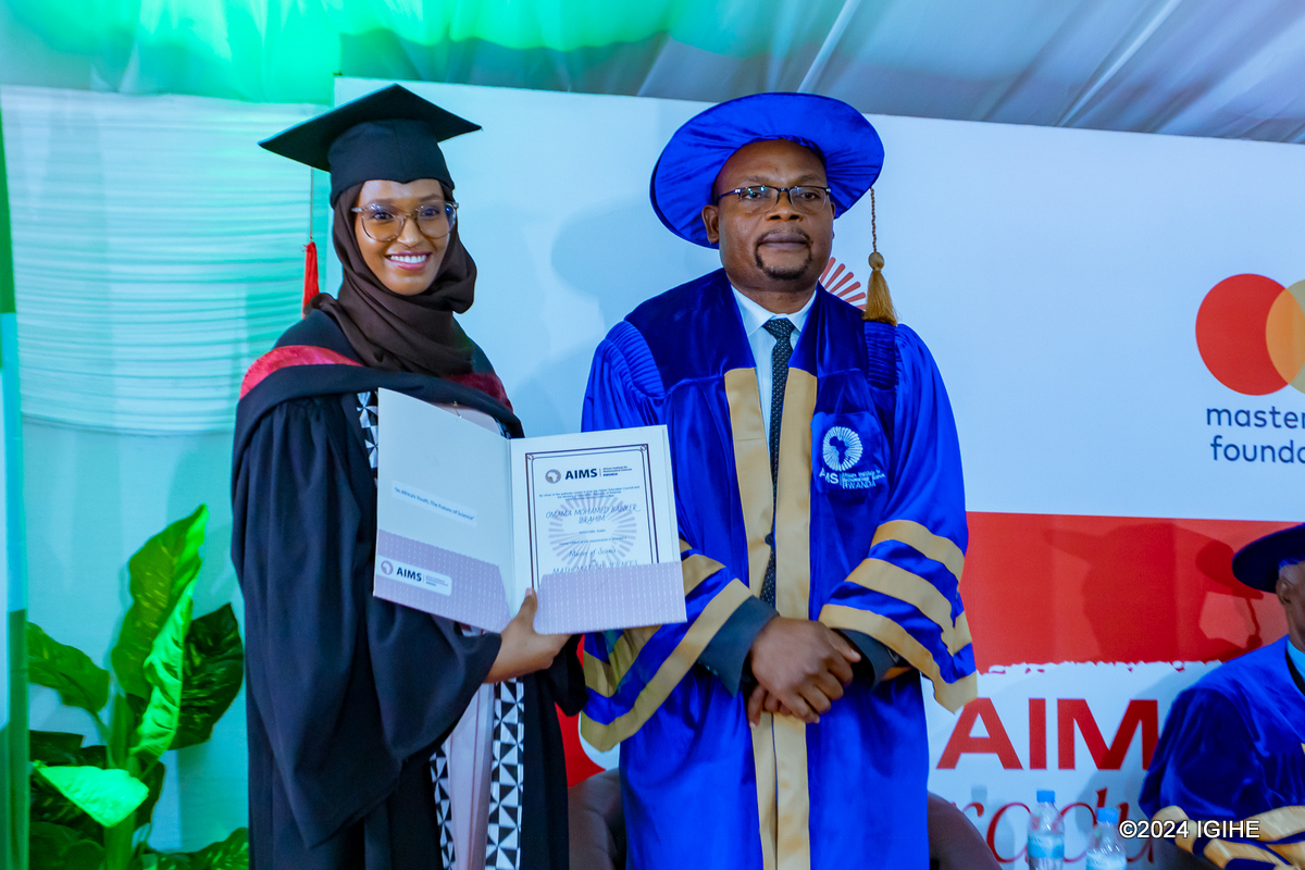 Abanyeshuri bitwaye neza mu ishuri rya 2024 rya AIMS Rwanda bahembwe