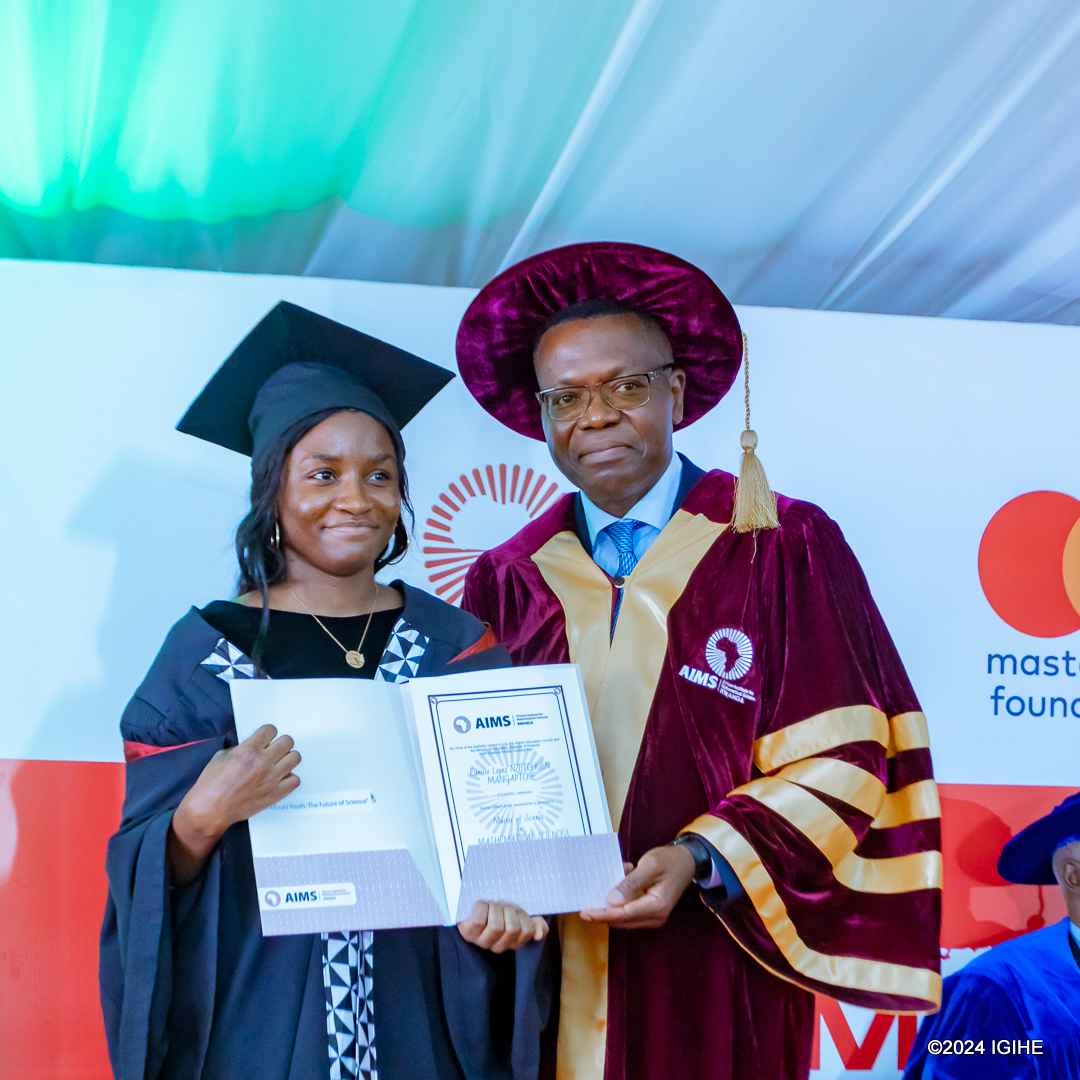 Umuyobozi wa AIMS Network mu Rwanda, Prof. Sam Yala ahemba umwe mu banyeshuri bitwaye neza muri AIMS Rwanda