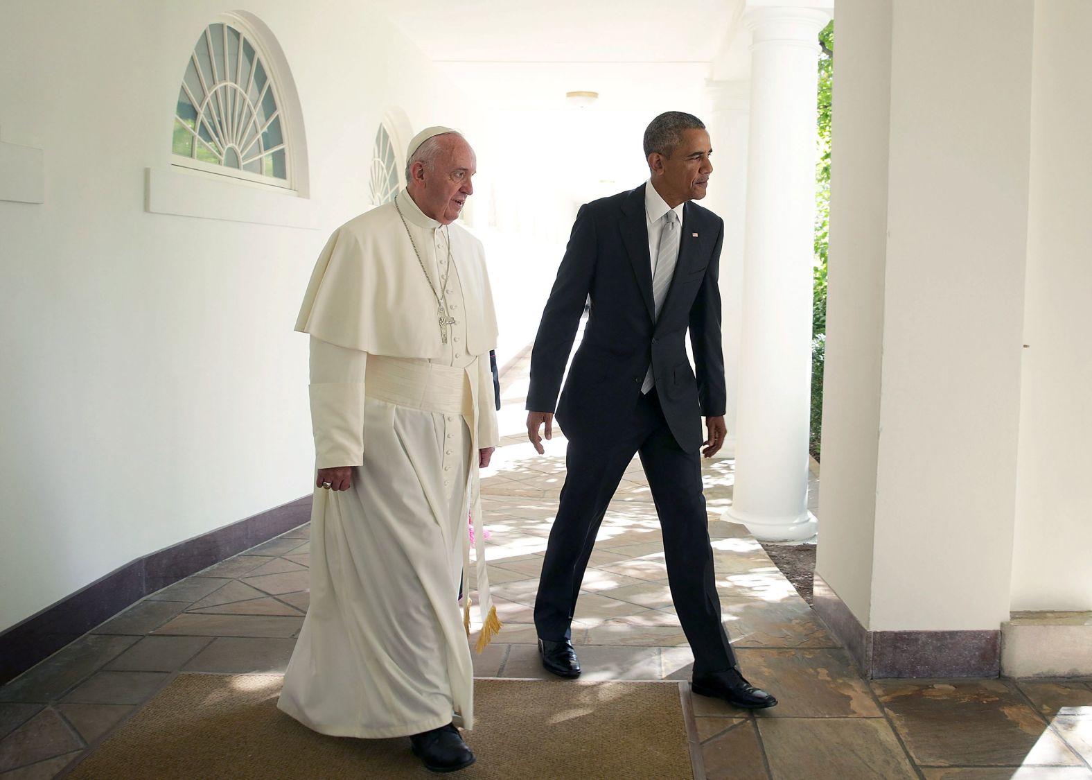 Papa Francis ari kumwe na Barack Obama ubwo yasuraga Ibiro bya Perezida wa Leta Zunze Ubumwe za Amerika muri Nzeri 2015