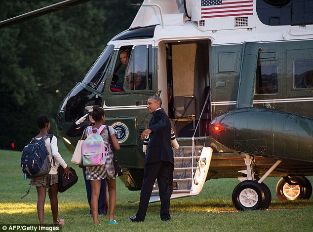 Gonzalez yinjiye muri White House nyuma y'iminota mike Perezida Obama ajyiye i Camp David n'abakobwa be