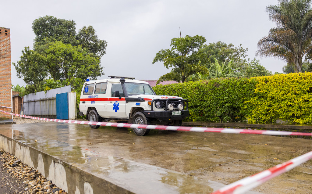 Imbangukiragutabara yiteguye gutwara uwagaragarwao n'ibimenyetso bya Ebola