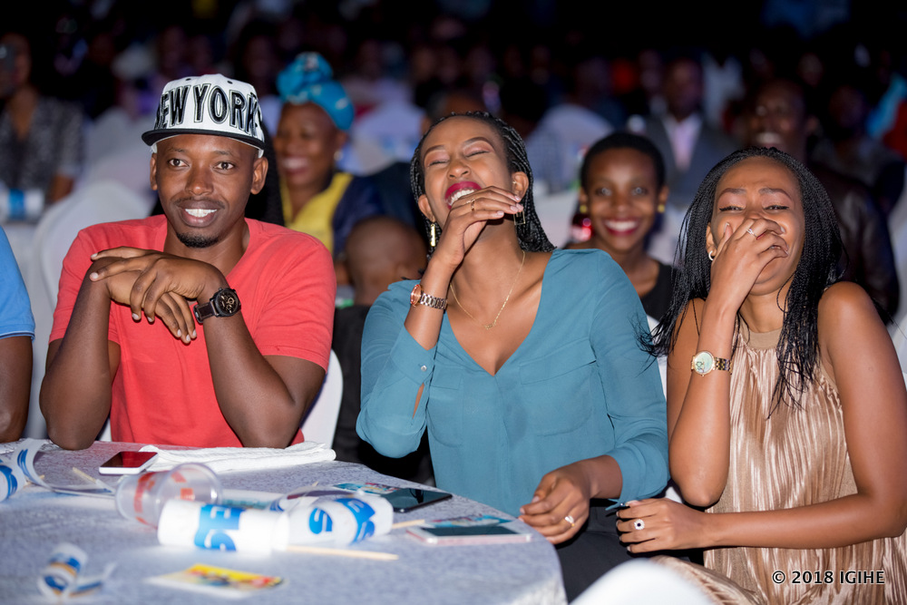 Bagwire Keza Joannah (hagati) wabaye Miss Heritage muri Miss Rwanda 2015 na bagenzi be