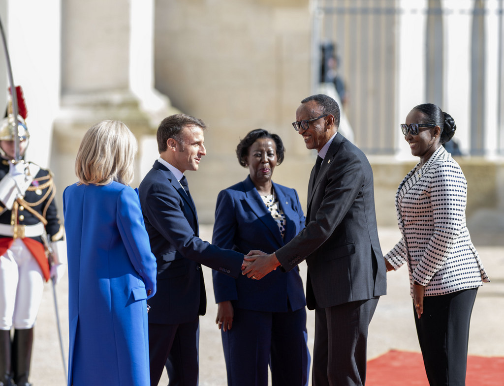 Perezida Kagame ubwo yasuhuzanyaga na Emmanuel Macron ageze i Paris
