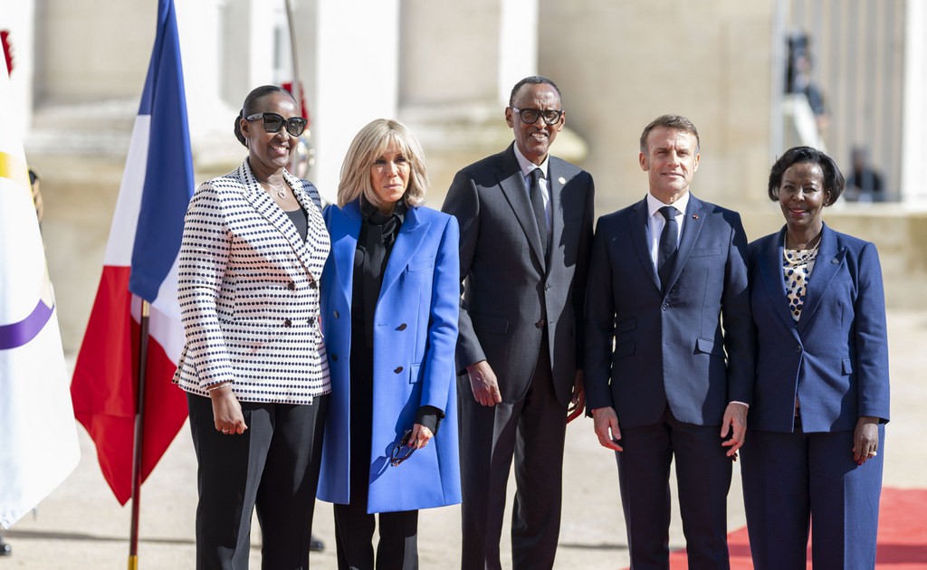 Perezida Kagame na Madamu Jeannette Kagame mu ifoto y'urwibutso hamwe na Emmanuel na Brigitte Macron na Louise Mushikiwabo