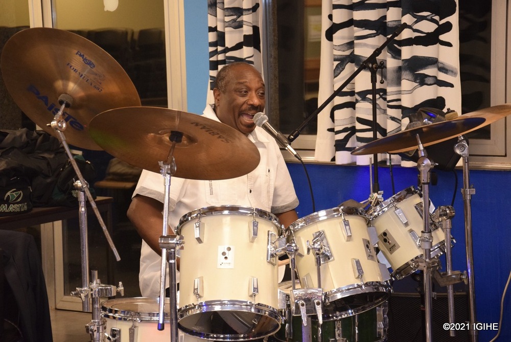Abawitabiriye banagize umwanya wo gusabana binyuze mu bihangano bitandukanye byacuranzwe na Cosy Band