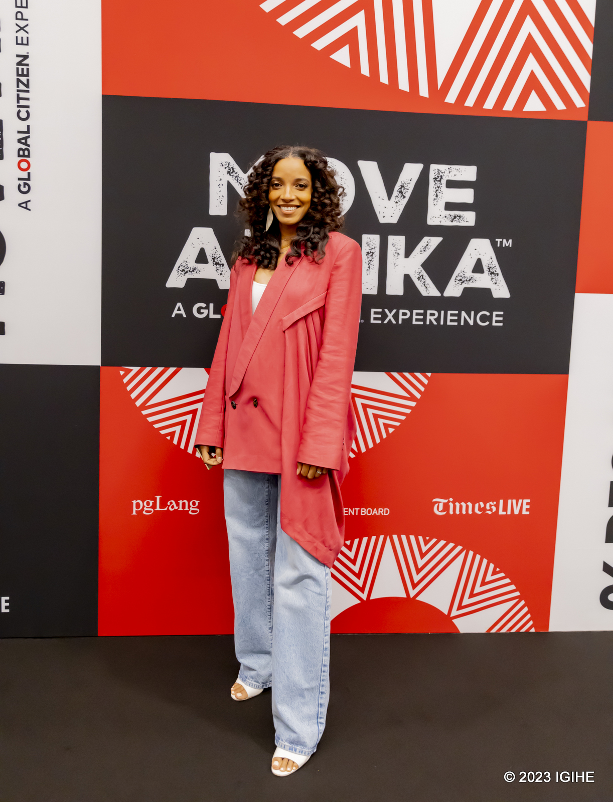 Makeda Mahadeo [Dj Makeda] yageze ku itapi itukura abanza gufata ifoto y'urwibutso