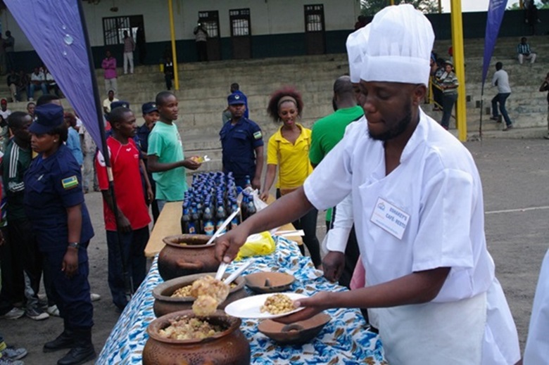 Ngo ni we muhanzi rukumbi wakoze igitaramo akanagaburira abafana