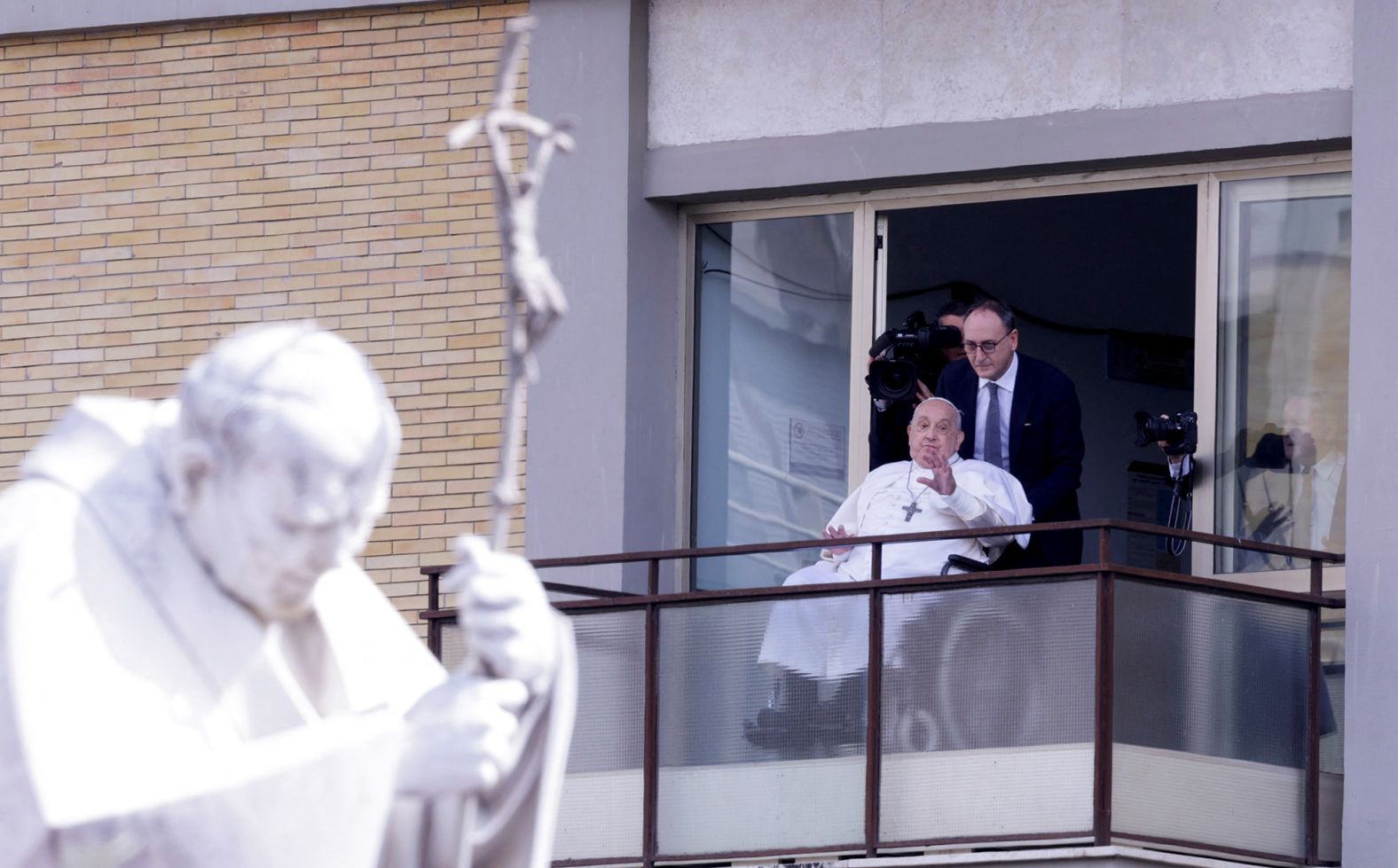 Ubwo Papa Francis yagaragaraga ku karubanda nyuma yo kuva mu Bitaro bya Gemelli i Roma, muri Werurwe 2025