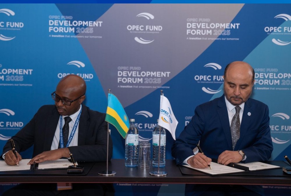 Minisitiri w’Imari n’Igenamigambi Yusuf Murangwa (ibumoso) n’Umuyobozi wa OPEC Fund, Dr. Abdulhamid Alkhalifa