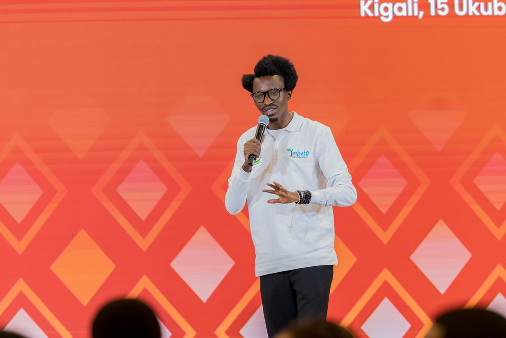 Umusizi Rumaga Junior yifashishije Umuvugo yise 'NZOGA', yasabye ababaswe n'inzoga n'ibiyobyabwenge kubyirinda kuko byangiza ahazaza habo