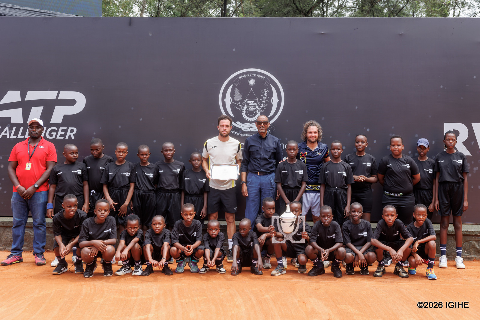 Perezida Kagame, Trungelliti na Cecchinato bifotozanya n'abana bakina Tennis