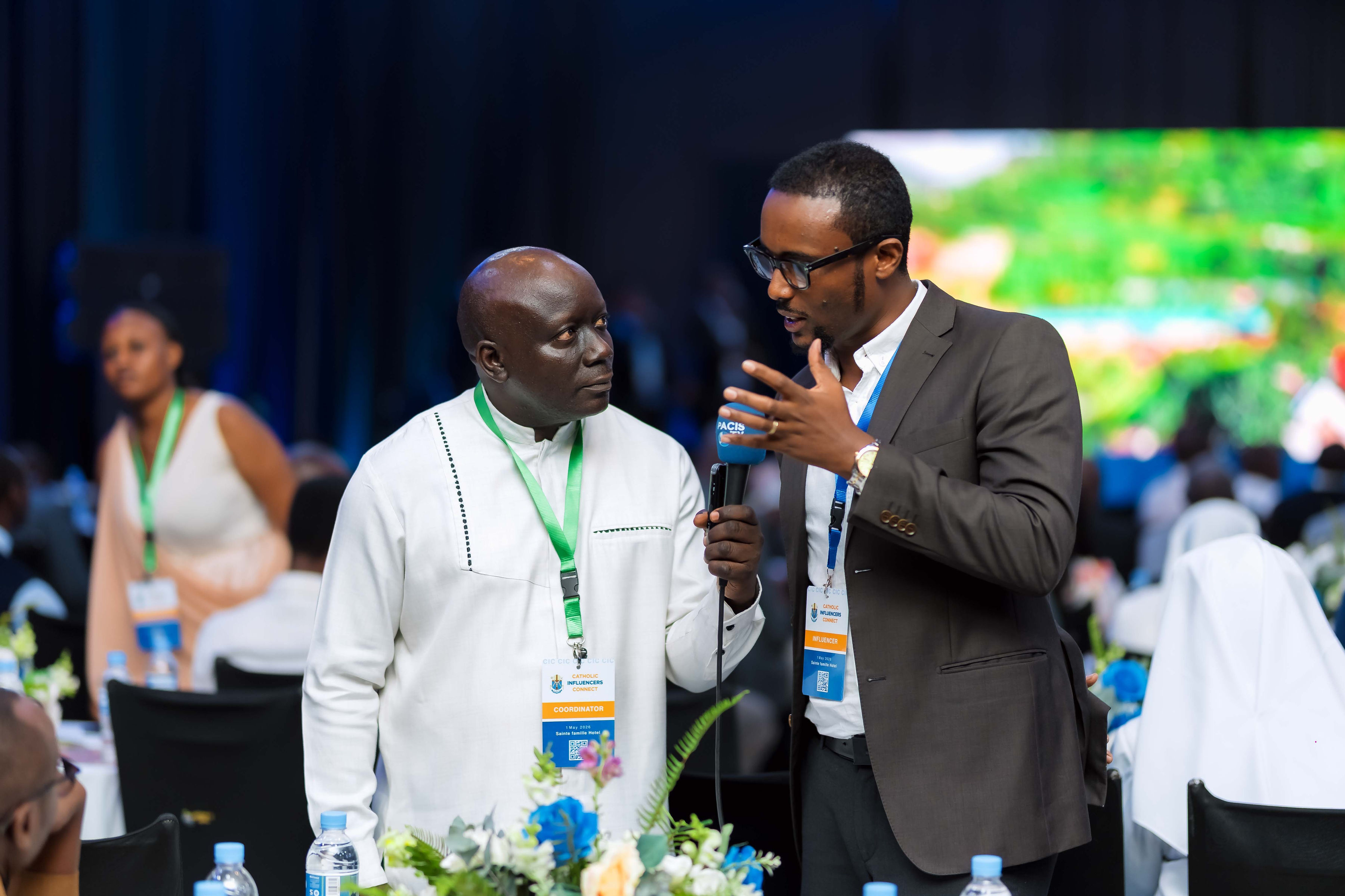 Umunyamakuru Gerard Mbabazi (iburyo) ni we ukuriye Catholic Influencers
