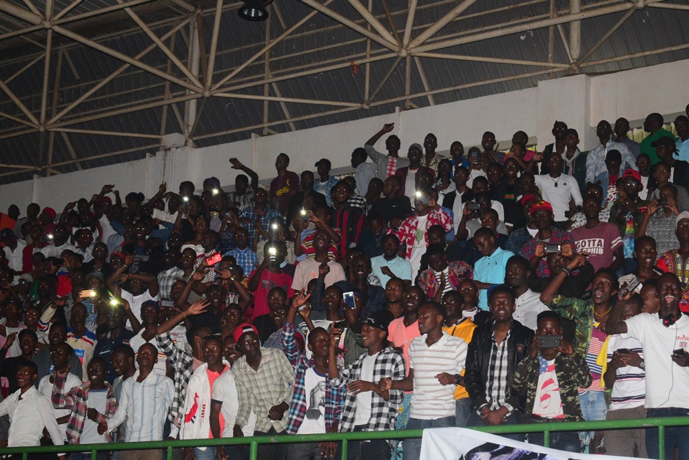 Abafana biganjemo urubyiruko bari buzuye mu bice byose bya Stade