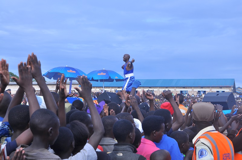 Ngo ni we muhanzi wenyine mu bakora Afrobeat uyoboye abandi mu bikorwa